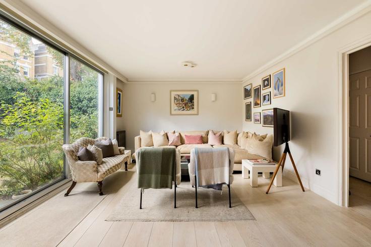Elegant gestaltetes Wohnzimmer mit moderner Einrichtung in einer Wohnung im Building Campden Street - curatedproperty - 1631855 in Royal Borough of Kensington and Chelsea, London Elegant gestaltetes Wohnzimmer mit moderner Einrichtung in einer Wohnung im Building Campden Street - curatedproperty - 1631855 in Royal Borough of Kensington and Chelsea, London