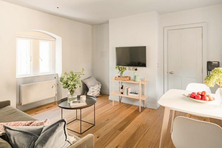 Elegant gestaltetes Wohnzimmer mit moderner Einrichtung in einer Wohnung im Building Beau Street - curatedproperty - 1060848 in Bath, Bath