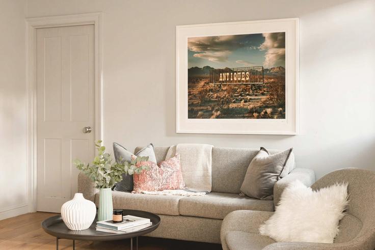 Elegante sala de estar con mobiliario moderno en un apartamento en Building Beau Street - curatedproperty - 1060851 - LON en Bath, Bath