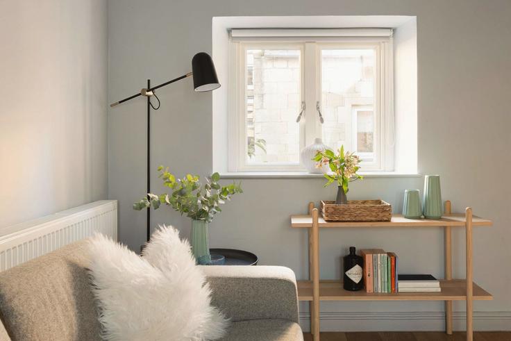 Building Beau Street - curatedproperty - 1060844 adresindeki bir dairede modern mobilyalarla zarif bir şekilde tasarlanmış oturma odası Bath, Bath Building Beau Street - curatedproperty - 1060844 adresindeki bir dairede modern mobilyalarla zarif bir şekilde tasarlanmış oturma odası Bath, Bath