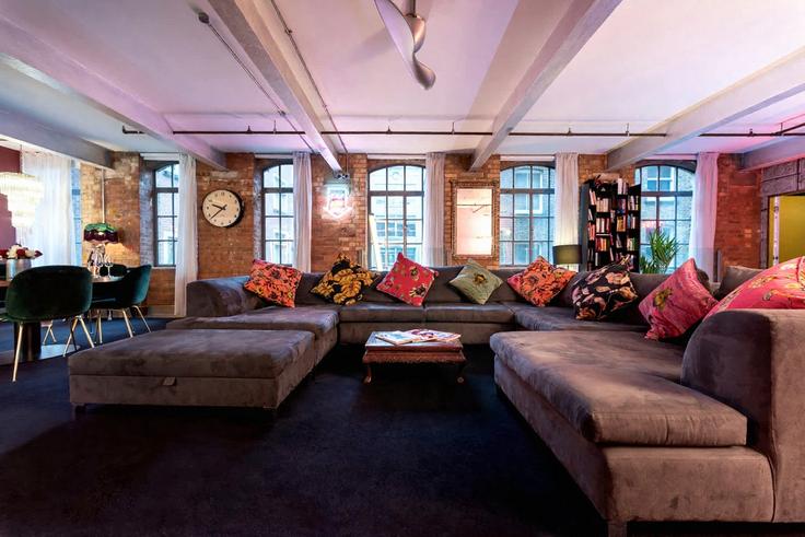 Elegant gestaltetes Wohnzimmer mit moderner Einrichtung in einer Wohnung im Building Richmond Mews - curatedproperty - 1031896 - LON in City of Westminster, London