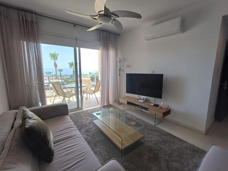 Building Tombs of the Kings Avenue - cypriot-realty-rentals - 1309924 - CYP adresindeki bir dairede modern mobilyalarla zarif bir şekilde tasarlanmış oturma odası Paphos, Paphos