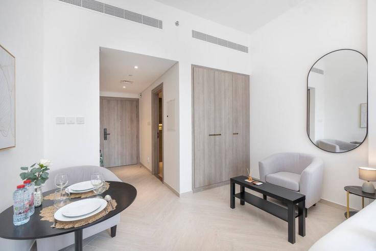 Elegant gestaltetes Wohnzimmer mit moderner Einrichtung in einer Wohnung im Building Tariaq Bedon Esm - czechin-holiday-homes - 1505565 in Al Barsha South Fourth, Dubai Elegant gestaltetes Wohnzimmer mit moderner Einrichtung in einer Wohnung im Building Tariaq Bedon Esm - czechin-holiday-homes - 1505565 in Al Barsha South Fourth, Dubai