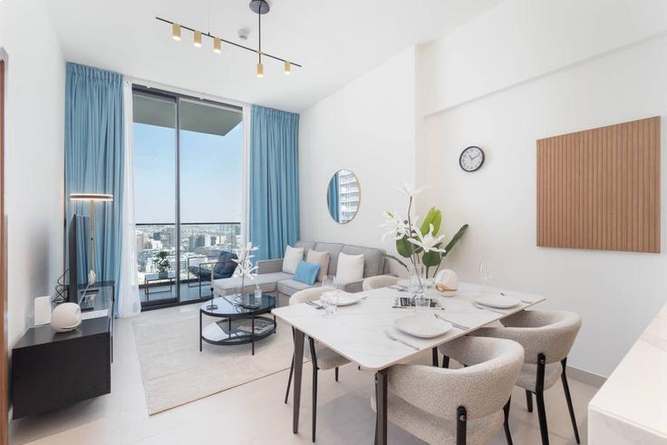 Al Barsha South Fourth, Dubai에 위치한 Building Kahraba North West - czechin-holiday-homes - 1505587 유닛의 세련된 인테리어가 돋보이는 거실 Al Barsha South Fourth, Dubai에 위치한 Building Kahraba North West - czechin-holiday-homes - 1505587 유닛의 세련된 인테리어가 돋보이는 거실