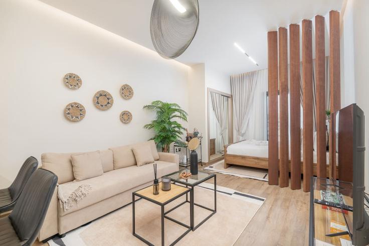 Al Barsha South Fourth, Dubai에 위치한 Building Kahraba North West - czechin-holiday-homes - 1505588 유닛의 세련된 인테리어가 돋보이는 거실 Al Barsha South Fourth, Dubai에 위치한 Building Kahraba North West - czechin-holiday-homes - 1505588 유닛의 세련된 인테리어가 돋보이는 거실