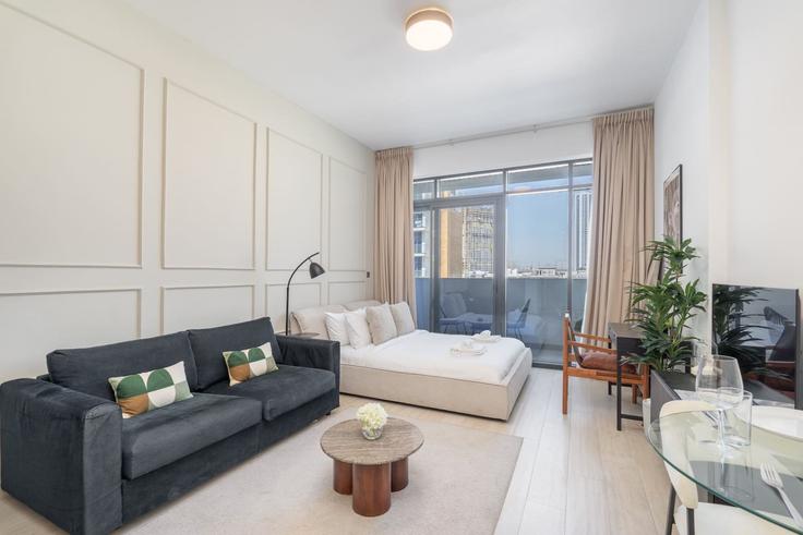 Dubai Nad Al ShebaのBuilding Tariaq Bedon Esm - czechin-holiday-homes - 1505590のアパートメントにある、モダンな家具を備えたエレガントなデザインのリビングルーム