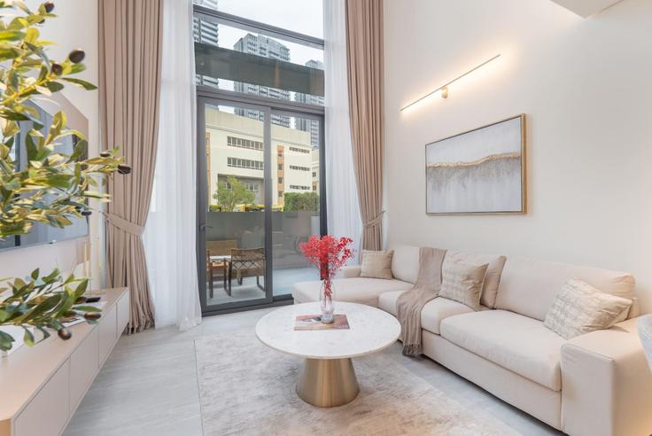 Al Barsha South Fourth, Dubai에 위치한 Building Street 11 - czechin-holiday-homes - 1505594 유닛의 세련된 인테리어가 돋보이는 거실 Al Barsha South Fourth, Dubai에 위치한 Building Street 11 - czechin-holiday-homes - 1505594 유닛의 세련된 인테리어가 돋보이는 거실