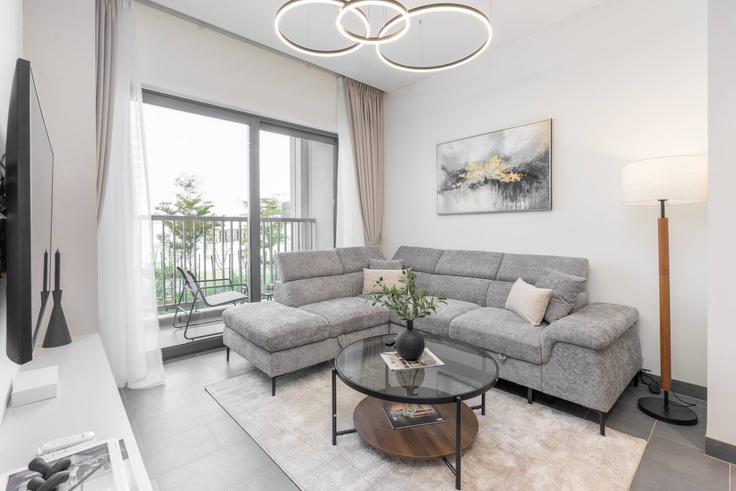 Dubai Nad Al ShebaのBuilding Tariaq Bedon Esm - czechin-holiday-homes - 1505605のアパートメントにある、モダンな家具を備えたエレガントなデザインのリビングルーム