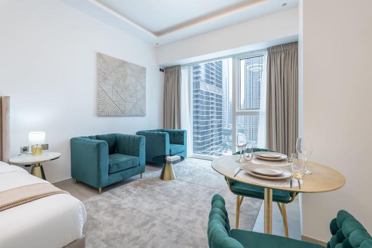 Salle de séjour élégante avec mobilier moderne dans un appartement à Building Cluster L - czechin-holiday-homes - 1505606 à Al Thanyah Fifth, Dubai