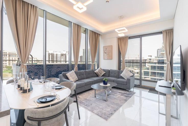 Salle de séjour élégante avec mobilier moderne dans un appartement à Building Tariaq Bedon Esm - czechin-holiday-homes - 1505608 à Al Barsha South Third, Dubai