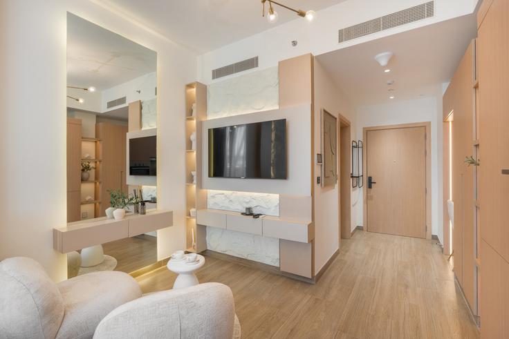 Elegant gestaltetes Wohnzimmer mit moderner Einrichtung in einer Wohnung im Building Bijada Boulevard South - czechin-holiday-homes - 1505610 in Al Barsha South Fourth, Dubai Elegant gestaltetes Wohnzimmer mit moderner Einrichtung in einer Wohnung im Building Bijada Boulevard South - czechin-holiday-homes - 1505610 in Al Barsha South Fourth, Dubai