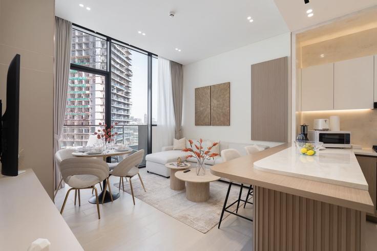 Al Barsha South Fourth, Dubai에 위치한 Building Lazuward South West - czechin-holiday-homes - 1505622 유닛의 세련된 인테리어가 돋보이는 거실 Al Barsha South Fourth, Dubai에 위치한 Building Lazuward South West - czechin-holiday-homes - 1505622 유닛의 세련된 인테리어가 돋보이는 거실