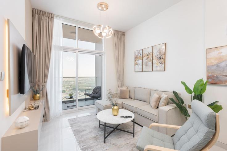 Salle de séjour élégante avec mobilier moderne dans un appartement à Building Sheikh Mohammed Bin Zayed Road - czechin-holiday-homes - 1505628 à Al Barsha South Third, Dubai
