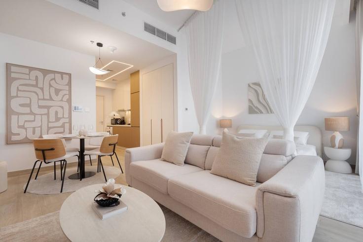 Elegant gestaltetes Wohnzimmer mit moderner Einrichtung in einer Wohnung im Building 12A Street - czechin-holiday-homes - 1637207 in Al Satwa, Dubai