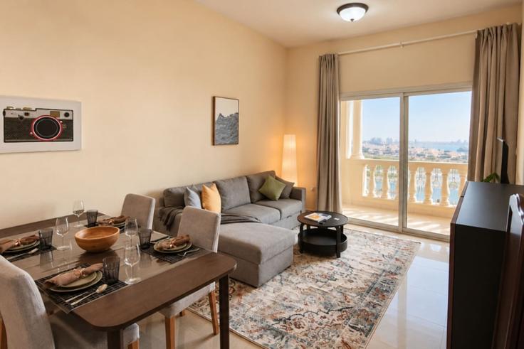 Elegant gestaltetes Wohnzimmer mit moderner Einrichtung in einer Wohnung im Building Cluster Madrid - czechin-holiday-homes - 1695840 in Al Jazeera Al Hamra-Qaryat Al Hamra, Ras Al-Khaimah