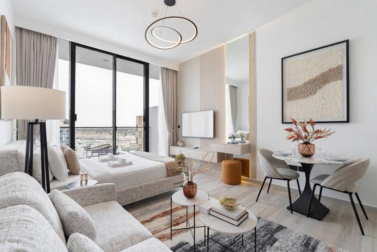 Salle de séjour élégante avec mobilier moderne dans un appartement à Building Tariaq Bedon Esm - czechin-holiday-homes - 1505638 à Al Barsha South Third, Dubai
