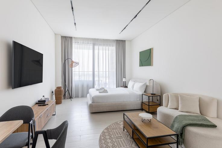 Dubai Business BayのBuilding Marasi Drive - daify - 1323771のアパートメントにある、モダンな家具を備えたエレガントなデザインのリビングルーム Dubai Business BayのBuilding Marasi Drive - daify - 1323771のアパートメントにある、モダンな家具を備えたエレガントなデザインのリビングルーム