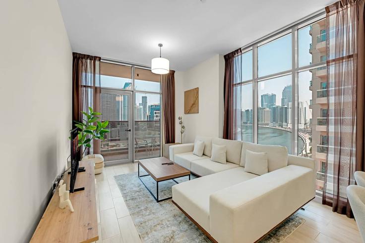 Elegant gestaltetes Wohnzimmer mit moderner Einrichtung in einer Wohnung im Building Marasi Drive - daify - 1318595 in Business Bay, Dubai Elegant gestaltetes Wohnzimmer mit moderner Einrichtung in einer Wohnung im Building Marasi Drive - daify - 1318595 in Business Bay, Dubai