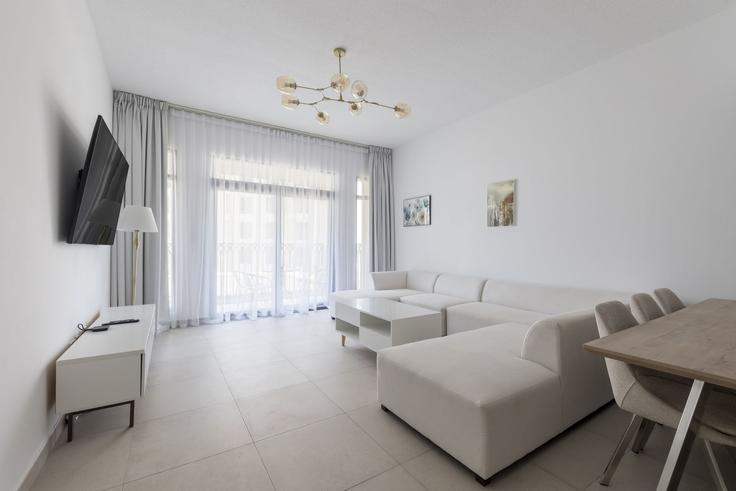 Sala de estar elegantemente projetada com móveis modernos em um apartamento no Building Umm Suqeim Street - daify - 1318603 em Umm Suqeim, Dubai Sala de estar elegantemente projetada com móveis modernos em um apartamento no Building Umm Suqeim Street - daify - 1318603 em Umm Suqeim, Dubai