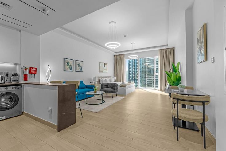 Elegante sala de estar con mobiliario moderno en un apartamento en Building Tariaq Bedon Esm - daify - 1318585 en JLT, Dubai Elegante sala de estar con mobiliario moderno en un apartamento en Building Tariaq Bedon Esm - daify - 1318585 en JLT, Dubai