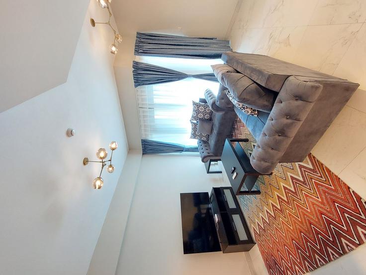 Elegante sala de estar con mobiliario moderno en un apartamento en Building Tariaq Bedon Esm - daify - 1318594 en Dubai South Residential District, Dubai