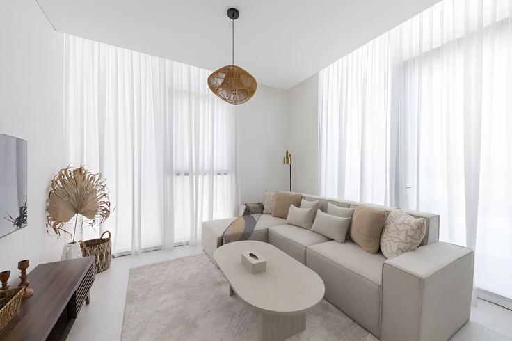 Sala de estar elegantemente projetada com móveis modernos em um apartamento no Building Tariaq Bedon Esm - daify - 1318615 em Al Merkadh, Dubai