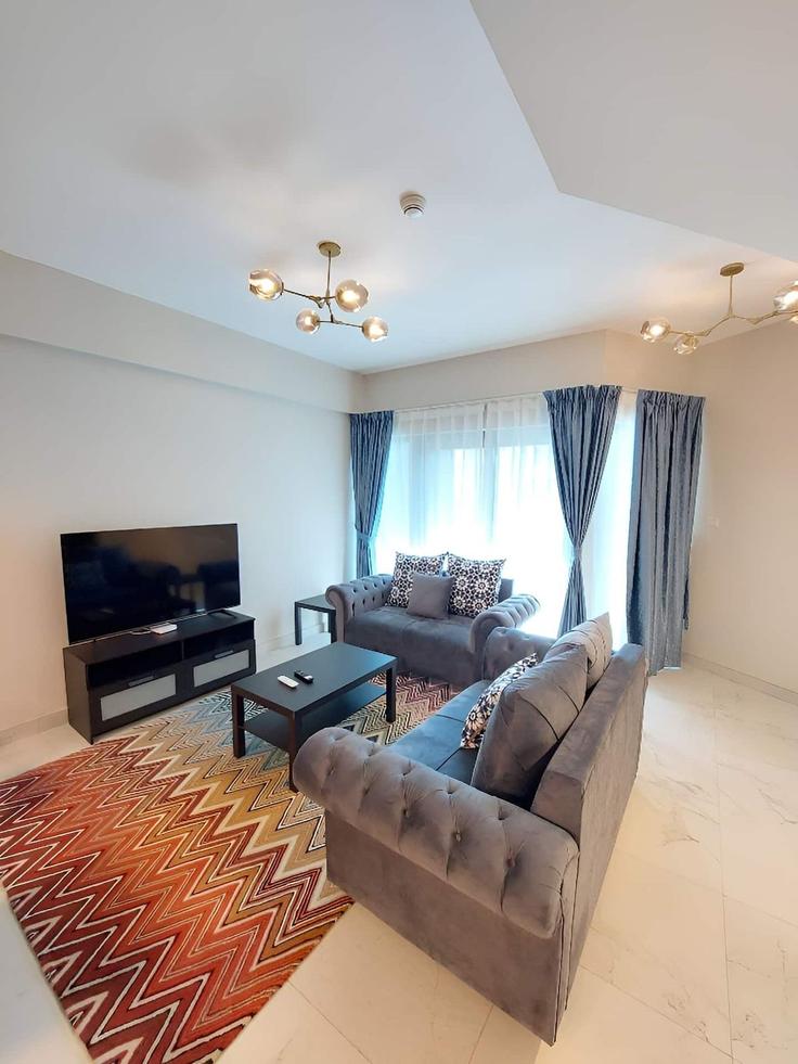 Elegant gestaltetes Wohnzimmer mit moderner Einrichtung in einer Wohnung im Building Tariaq Bedon Esm - daify - 1318601 in Dubai South Residential District, Dubai Elegant gestaltetes Wohnzimmer mit moderner Einrichtung in einer Wohnung im Building Tariaq Bedon Esm - daify - 1318601 in Dubai South Residential District, Dubai