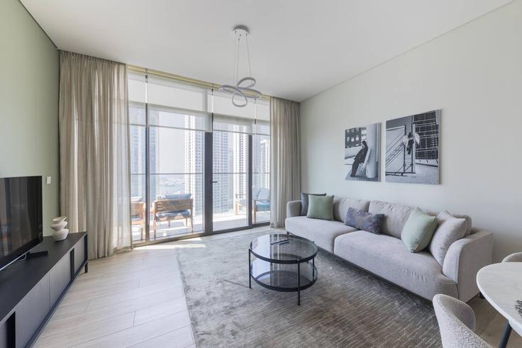 Elegante sala de estar con mobiliario moderno en un apartamento en Building Tariaq Bedon Esm - daify - 1318589 en Ras Al Khor, Dubai