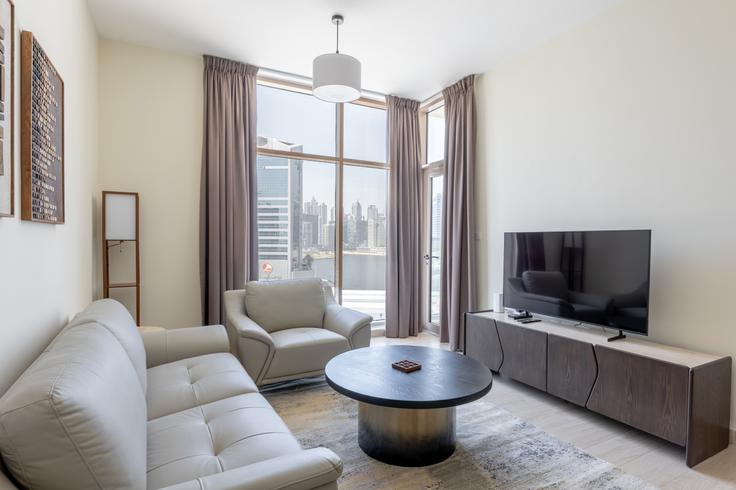 Business Bay, Dubai에 위치한 Building Marasi Drive - daify - 1318582 아파트의 세련된 인테리어가 돋보이는 거실 Business Bay, Dubai에 위치한 Building Marasi Drive - daify - 1318582 아파트의 세련된 인테리어가 돋보이는 거실