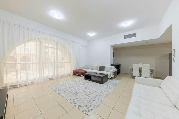 Dubai Dubai MarinaのBuilding Breih Street - daify - 1318600のアパートメントにある、モダンな家具を備えたエレガントなデザインのリビングルーム