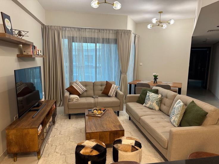 Sala de estar elegantemente projetada com móveis modernos em um apartamento no Building Tariaq Bedon Esm - daify - 1318594 em Dubai South Residential District, Dubai
