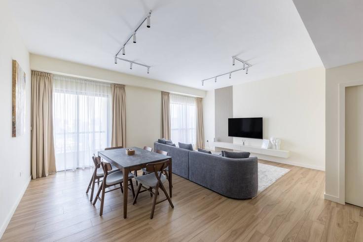 Elegant gestaltetes Wohnzimmer mit moderner Einrichtung in einer Wohnung im Building Al Gharbi Street - daify - 1318606 in Dubai Marina, Dubai