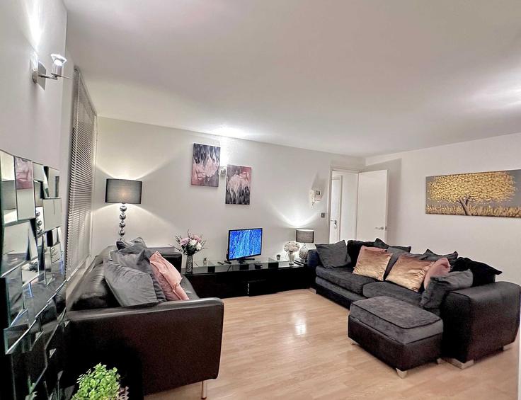 Building Commercial Road - damos-living - 1310926 adresindeki bir dairede modern mobilyalarla zarif bir şekilde tasarlanmış oturma odası London Borough of Tower Hamlets, London