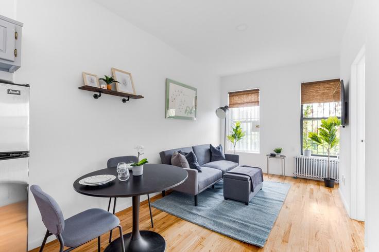 Sala de estar elegantemente projetada com móveis modernos em um apartamento no Building East 116th Street - daniel-ohebshalom - 1285572 - NYC em Manhattan, New York