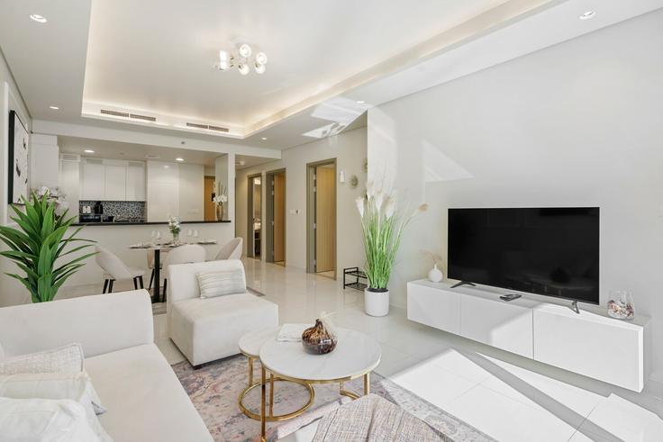 Sala de estar elegantemente projetada com móveis modernos em um apartamento no Building Al Mustaqbal Street - dashstays - 1039317 - DXB em Business Bay, Dubai