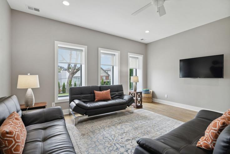 Elegante sala de estar con mobiliario moderno en un apartamento en Building 36th Avenue North - daydrinkingproperties - 1039079 en Nashville, Nashville Elegante sala de estar con mobiliario moderno en un apartamento en Building 36th Avenue North - daydrinkingproperties - 1039079 en Nashville, Nashville
