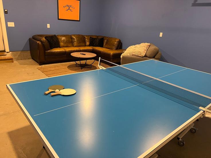 Building Fitzgerald Drive - daydrinkingproperties - 1039082 adresindeki bir dairede modern mobilyalarla zarif bir şekilde tasarlanmış oturma odası Nashville, Nashville Building Fitzgerald Drive - daydrinkingproperties - 1039082 adresindeki bir dairede modern mobilyalarla zarif bir şekilde tasarlanmış oturma odası Nashville, Nashville