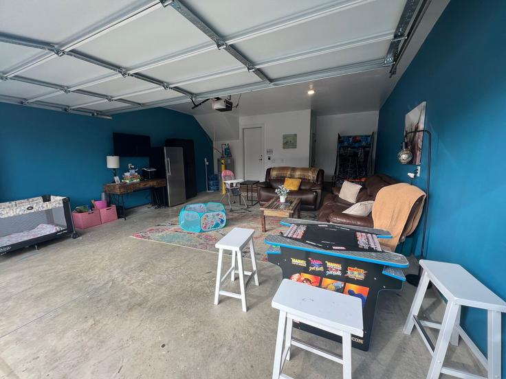 Elegante sala de estar con mobiliario moderno en un apartamento en Building Fitzgerald Drive - daydrinkingproperties - 1039081 - BNA en Nashville, Nashville Elegante sala de estar con mobiliario moderno en un apartamento en Building Fitzgerald Drive - daydrinkingproperties - 1039081 - BNA en Nashville, Nashville