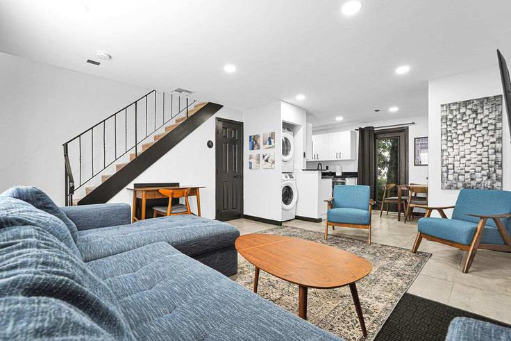 Building Northeast 28th Street - dcfurnishedliving-guesty - 1018317 - MIA adresindeki bir dairede modern mobilyalarla zarif bir şekilde tasarlanmış oturma odası Wilton Manors, Wilton Manors