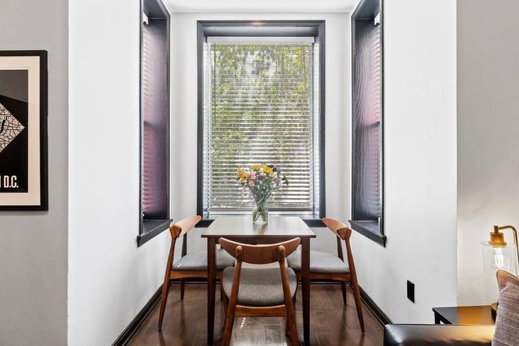 Table de salle à manger avec chaises stylisées dans un appartement à Building O Street Northwest - dcfurnishedliving-guesty - 1018309 - WDC dans Washington, Washington