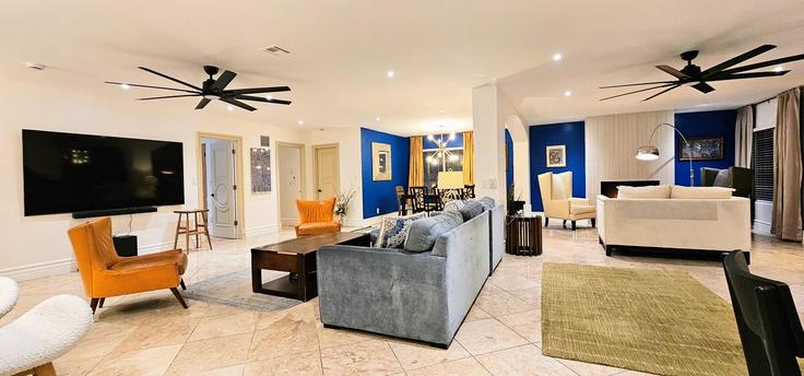 Downey DowneyのBuilding Cleargrove Drive - del-sur-holdings-i-llc - 1648508のアパートメントにある、モダンな家具を備えたエレガントなデザインのリビングルーム