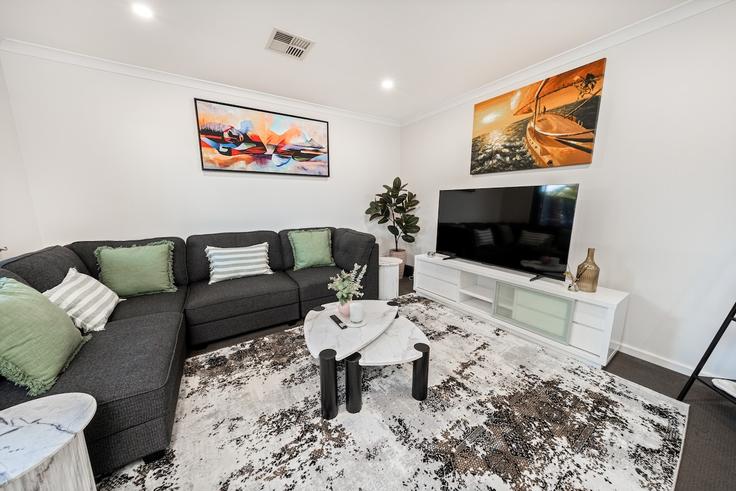 Elegante sala de estar con mobiliario moderno en un apartamento en Building King George Street - delight-wa - 1630074 en Innaloo, Perth Elegante sala de estar con mobiliario moderno en un apartamento en Building King George Street - delight-wa - 1630074 en Innaloo, Perth