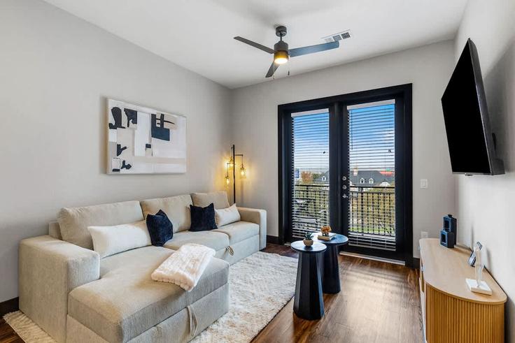 Elegante sala de estar con mobiliario moderno en un apartamento en Building Research Boulevard - deltavista-properties-llc - 1365733 en Austin, Austin Elegante sala de estar con mobiliario moderno en un apartamento en Building Research Boulevard - deltavista-properties-llc - 1365733 en Austin, Austin