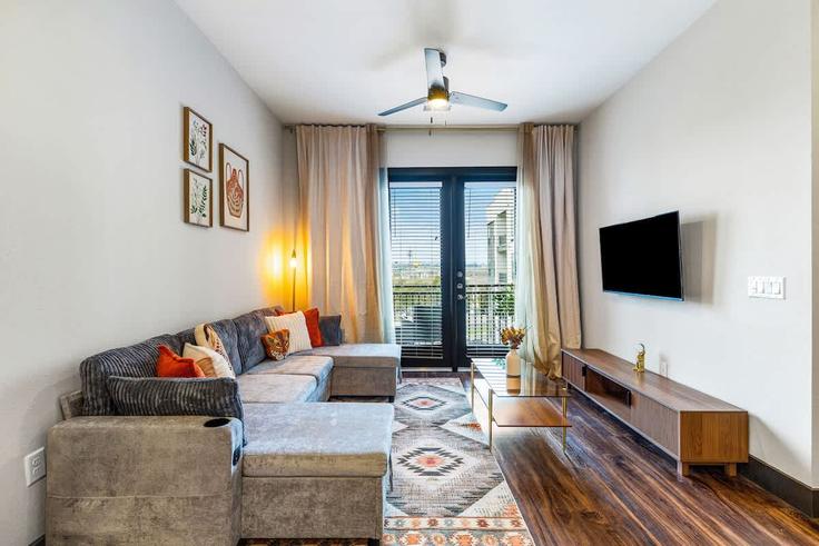 Elegante sala de estar con mobiliario moderno en un apartamento en Building Research Boulevard - deltavista-properties-llc - 1365730 en Austin, Austin Elegante sala de estar con mobiliario moderno en un apartamento en Building Research Boulevard - deltavista-properties-llc - 1365730 en Austin, Austin