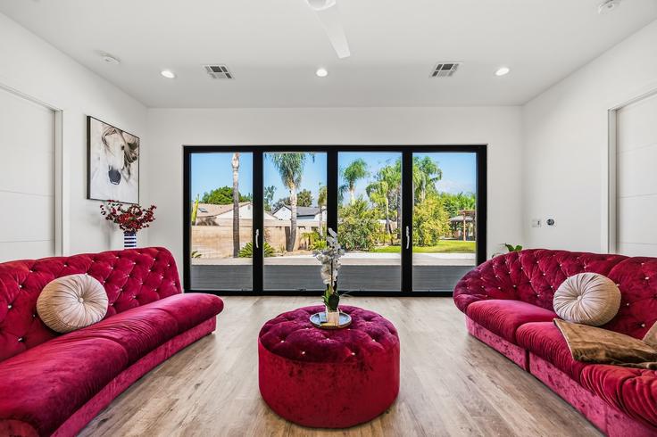 Salle de séjour élégante avec mobilier moderne dans un appartement à Building George Court - deravi-llc - 1625586 à Rancho Cucamonga, Rancho Cucamonga Salle de séjour élégante avec mobilier moderne dans un appartement à Building George Court - deravi-llc - 1625586 à Rancho Cucamonga, Rancho Cucamonga