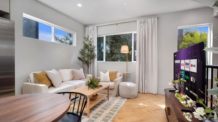 Los Angeles, Los Angeles에 위치한 Building Seward Street - deravi-llc - 1625589 유닛의 세련된 인테리어가 돋보이는 거실