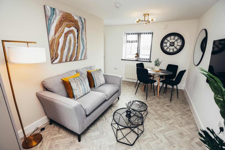 Elegante sala de estar con mobiliario moderno en un apartamento en Building Queensferry Gardens - derbnb - 1237428 - LON en Derby, Derby