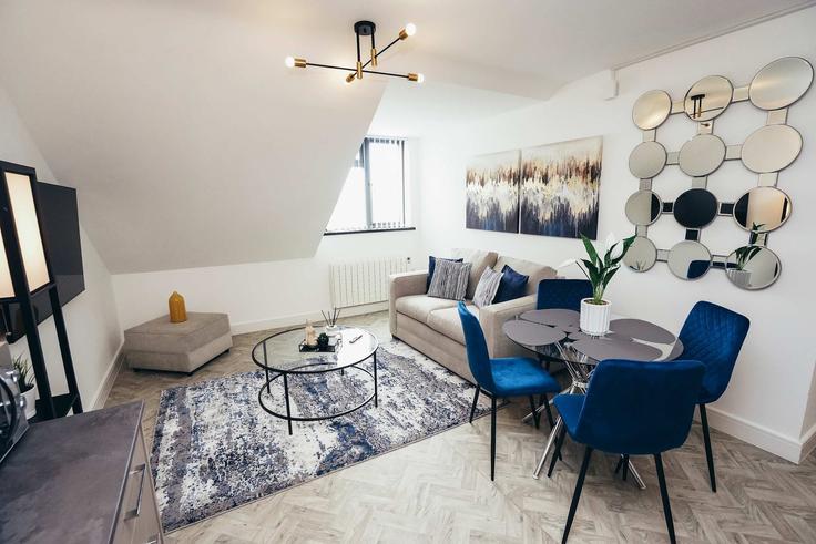 Elegant gestaltetes Wohnzimmer mit moderner Einrichtung in einer Wohnung im Building Queensferry Gardens - derbnb - 1237433 - LON in Derby, Derby Elegant gestaltetes Wohnzimmer mit moderner Einrichtung in einer Wohnung im Building Queensferry Gardens - derbnb - 1237433 - LON in Derby, Derby