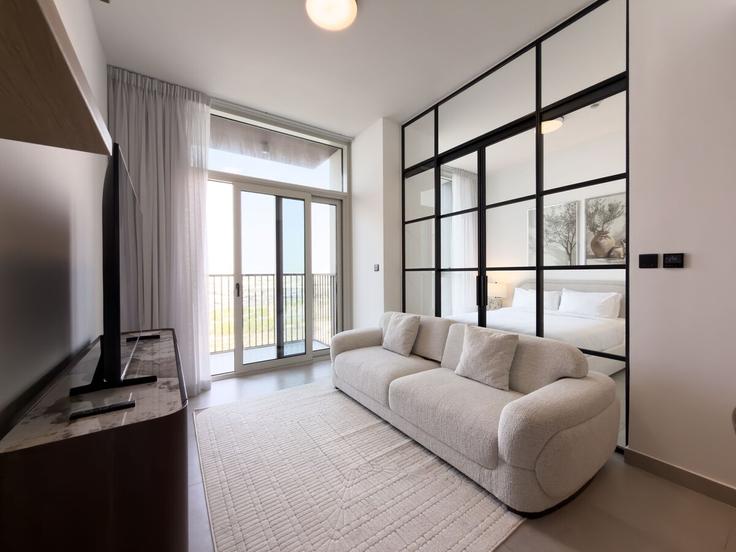 Sala de estar elegantemente projetada com móveis modernos em um apartamento no Building Al Khail Road - desert-fox-holiday-homes-llc - 1513834 em Dubai Hills Estate, Dubai