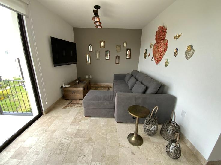 Sala de estar elegantemente projetada com móveis modernos em um apartamento no Building Sto. Domingo 3 - destyna-wellcation-properties - 1510565 em San Miguel de Allende, San Miguel de Allende